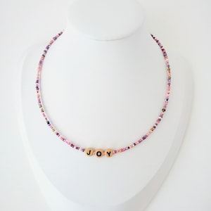JOY - Collar de letras - Gargantilla de una palabra con cuentas multicolores con mensaje inspirador, longitud ajustable - Collar de mensaje personalizado