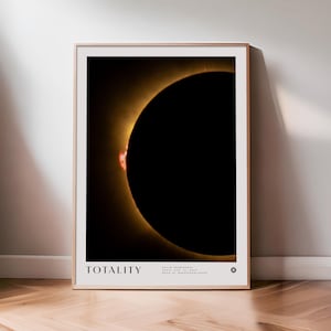 Könnte beinhalten: Ein gerahmter Kunstdruck einer totalen Sonnenfinsternis mit leuchtend orangefarbener Korona und einer Protuberanz am linken Rand. Der Text lautet TOTALITY, SOLAR PROMINENCE, SPAIN, AUG 12, 2026, und NASA ID: NN882880123569.