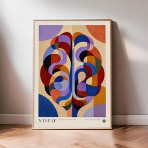 Op de afbeelding: Een ingelijste kunstdruk met een gestileerde, abstracte hersenillustratie bestaande uit in elkaar grijpende geometrische vormen in tinten rood, blauw, oranje, paars en zwart op een beige achtergrond. De tekst YOTIF ANATOMY COLLECTION BRAIN IN ABSTRACT staat onderaan gedrukt.