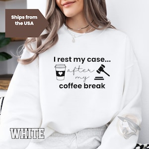 Felpa "Riposo il mio caso dopo la mia pausa caffè" (USA), Felpa "Coffee Lover Break", Regalo di chicchi macinati per avvocati, Maglione per avvocati, Laurea in giurisprudenza