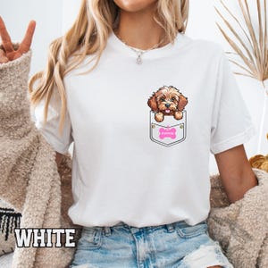 Cavapoo Pocket Design T-Shirt Geschenk, Hand gezeichnetes Design, Mamas beste Freundin, Geschenke für Tierliebhaber, Hunde-Denkmal, benutzerdefiniertes Haustier Geschenk, Hundemutter Shirt