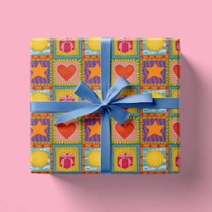 Könnte beinhalten: Ein verpacktes Geschenk mit bunt gemustertem Papier mit Herzen, Sternen und Geschenkboxen. Das Geschenk ist mit einem blauen Band und einer Schleife gebunden. Der Hintergrund ist einfarbig rosa.