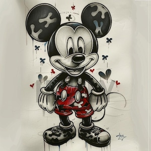 Può includere: Un'illustrazione di cartoni animati in bianco e nero di Topolino che indossa pantaloncini rossi e neri su uno sfondo bianco. Lo sfondo è decorato con cuori rossi, farfalle blu e trifogli a quattro foglie neri.