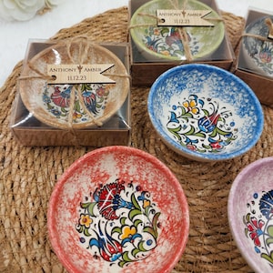 Rustykalna misa na upominki weselne – spersonalizowany ceramiczny prezent dla gości w stylu boho z imionami i datą – ręcznie wykonana ceramika, pamiątka na Twój wielki dzień