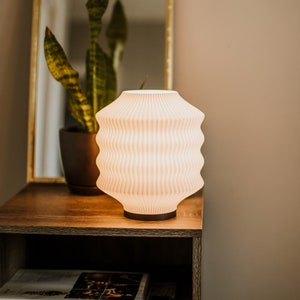 Curvy Lamp - 3D Printed Aesthetic Table Lamp - Cozy Bedroom/Living Room Decor