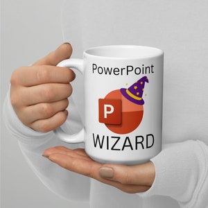 Pode incluir: Caneca de café branca com um logotipo do Microsoft PowerPoint preto e vermelho e o texto "PowerPoint Wizard" em preto.