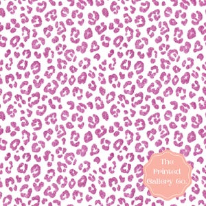 Pode incluir: Padrão contínuo com manchas de leopardo rosa brilhantes sobre um fundo branco. As manchas de leopardo variam em tamanho e forma, criando um efeito texturizado. O logotipo The Printed Gallery Co. é visível no canto inferior direito.
