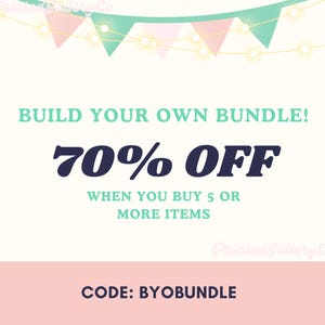 以下が含まれることがあります： 「BUILD YOUR OWN BUNDLE！」と「70% OFF」のテキストが表示された画像。5つ以上のアイテムを購入すると適用されます。「CODE: BYOBUNLE」のテキストも表示されています。背景は明るく、パステルカラーと装飾的なガーランドが使用されています。