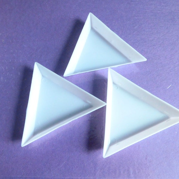 Triangular Tray for Beads and Small Objects, Plastic, Facilitates Manipulation, White, 3.75 in or 9.5 cm, Triangle, Organisation, Supply