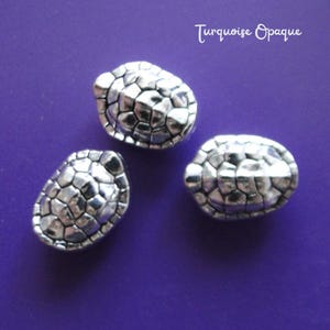 2 sköldpaddsskalberlocker, charmiga hängen, pärlor, 3 storlekar, distanspärlor, 13 mm x 10 mm, för smyckestillverkning