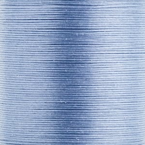 Peut inclure: Gros plan d'une bobine de fil bleu clair. Le fil est étroitement enroulé, créant une surface texturée avec des lignes horizontales. Le dégradé de couleurs passe d'un bleu plus clair à une nuance plus foncée, ajoutant de la profondeur à l'image. Idéal pour la couture et les travaux manuels.