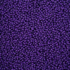 K&ouml;nnte beinhalten: Nahaufnahme einer gro&szlig;en Menge kleiner, runder, violetter Perlen. Die Perlen sind alle gleich gro&szlig; und gleich geformt und in einem zuf&auml;lligen Muster angeordnet.