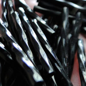 Corneta negra opaca retorcida, 25 mm (0,98 pulgadas), cristal checo Preciosa, aprox. 10 g, 20 g, 50 g o 125 g, directamente del proveedor, precios justos.