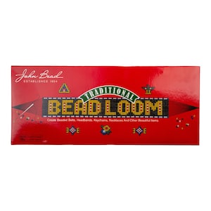 Könnte beinhalten: Eine rote Schachtel mit dem Text "TRADITIONAL BEAD LOOM" in großen, farbigen Buchstaben. Die Schachtel enthält auch das "John Bead"-Logo und Text, der darauf hinweist, dass das Produkt zum Erstellen von Perlenbändern, Stirnbändern und anderen Artikeln dient.