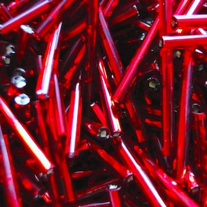 Rode Bugles met zilveren hartjes, 30 mm of 1 3/8 inch, Tsjechisch Preciosa-glas, circa 10 g, 20 g, 50 g of 125 g