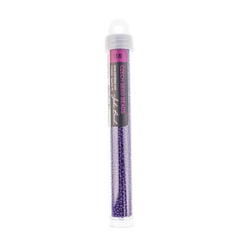 K&ouml;nnte beinhalten: Eine kleine, durchsichtige Tube gef&uuml;llt mit violetten tschechischen Rocailles. Die Tube hat ein rosa Etikett mit der Aufschrift "Czech Seed Beads" und "Julia Bead".
