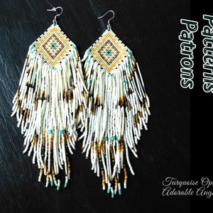 Pode incluir: Um par de brincos longos de contas com um padrão geométrico em tons de branco, marrom e turquesa. Os brincos têm uma franja de contas brancas.