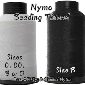 Könnte beinhalten: Zwei Spulen Nymo Perlenfaden. Die Spule links ist weiß und trägt die Aufschrift "Größen 0, 00, B oder D". Die Spule rechts ist schwarz und trägt die Aufschrift "Größe B". Beide Spulen tragen die Aufschrift "3oz. 2505yrds Bonded Nylon".