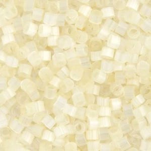 Puede incluir: Una gran cantidad de pequeñas cuentas redondas de plástico, opacas y blancas. Las cuentas miden aproximadamente 6 mm de diámetro y tienen un agujero en el centro.