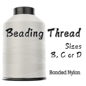Könnte beinhalten: Eine Spule weißen Perlengarns mit schwarzem Deckel. Auf der Spule steht "Beading Thread", sowie "Sizes B, C or D" und "Bonded Nylon".