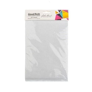 Peut inclure: Un paquet de feuilles de feutre de la marque Good Felt. L'emballage transparent révèle le feutre blanc. L'emballage comprend le nom de la marque, une signature et un motif géométrique coloré. Les feuilles de feutre mesurent 22,7 cm x 20,3 cm.
