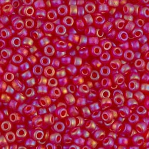 Könnte beinhalten: Nahaufnahme einer Ansammlung kleiner, runder, roter Glasperlen mit irisierendem Finish. Die Perlen haben ein Loch in der Mitte zum Auf fädeln.