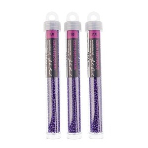 K&ouml;nnte beinhalten: Drei durchsichtige R&ouml;hrchen gef&uuml;llt mit violetten tschechischen Rocailles. Die R&ouml;hrchen sind mit "1/0" und "11/0" beschriftet und stammen von der Marke "Jula Bead".