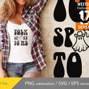 K&ouml;nnte beinhalten: Ein wei&szlig;es Tanktop mit dem Text "TOLK SPKY TO ME" in schwarzer, Retro-Schrift. Der Text ist von zwei kleinen Geisterfiguren umgeben. Das Tanktop wird von einer Person mit langen braunen Haaren und einem karierten Hemd getragen. Der Hintergrund ist eine braune Oberfl&auml;che mit einer schwarz-wei&szlig;en Grafik des Textes "TALK SPKY TO ME" im Retro-Stil.