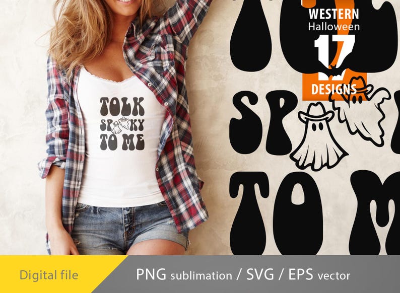 K&ouml;nnte beinhalten: Ein wei&szlig;es Tanktop mit dem Text "TOLK SPKY TO ME" in schwarzer, Retro-Schrift. Der Text ist von zwei kleinen Geisterfiguren umgeben. Das Tanktop wird von einer Person mit langen braunen Haaren und einem karierten Hemd getragen. Der Hintergrund ist eine braune Oberfl&auml;che mit einer schwarz-wei&szlig;en Grafik des Textes "TALK SPKY TO ME" im Retro-Stil.