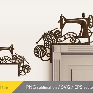 Può includere: Decorazione angolare in legno marrone con una macchina da cucire, ferri da maglia, filo e un bottone. Il design include un banner con numeri. L'immagine include anche il testo "Digital file" e "PNG sublimation / SVG / EPS vector".