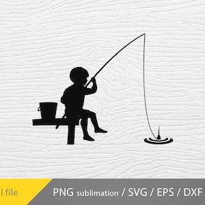 Könnte beinhalten: Schwarze Silhouette eines Kindes, das auf einem Steg mit einer Angelrute und einem Eimer sitzt. Das Kind wirft eine Leine ins Wasser.