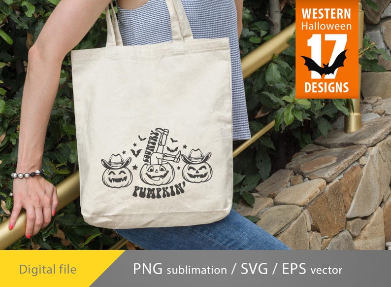 K&ouml;nnte beinhalten: Eine wei&szlig;e Einkaufstasche mit einem schwarz-wei&szlig;en Design einer Person, die auf einem K&uuml;rbis sitzt, mit dem Text "Country Pumpkin".