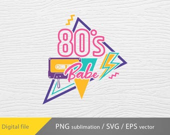以下が含まれることがあります： ピンクとブルーの文字で「80's Babe」と書かれたレトロなグラフィックデザイン。デザインには、カセットテープ、稲妻、黄色、青、紫の幾何学模様が含まれています。
