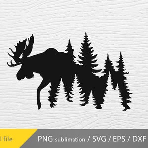 Peut inclure: Silhouette noire d'un élan marchant dans une forêt de pins. L'élan est tourné vers la gauche et les arbres sont derrière lui.