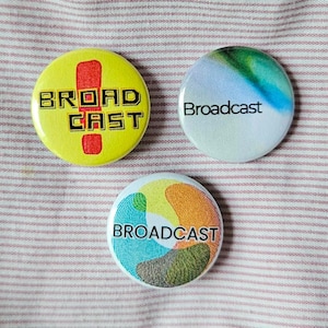 Jeu de trois badges à épingles de 25 mm (1 pouce), dont le design est inspiré de « The Noise Made By People »,