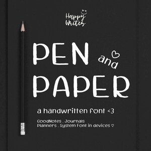 Puede incluir: Fondo negro con las palabras "PEN and PAPER" en una fuente manuscrita. Un lápiz está posicionado verticalmente en el lado izquierdo. También está presente el texto "a handwritten font <3" y otro texto.