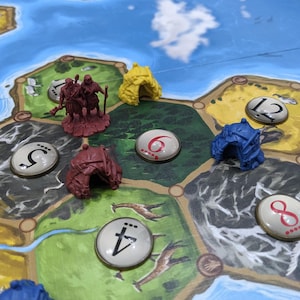 Set di segnalini non ufficiali in vetro e metallo ispirato al gioco da tavolo Catan: Dawn of Humankind.