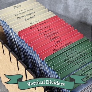 Puede incluir: Separadores verticales para tarjetas, con etiquetas blancas, rojas y verdes. Las etiquetas incluyen términos como 'Llanuras', 'Encantamientos' y 'Planeswalkers'. Un banner en la parte inferior dice 'Vertical Dividers'.