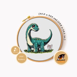 Pode incluir: Um padrão de ponto cruz com um dinossauro azul-petróleo de pescoço comprido e olhos grandes, exibido num bastidor de madeira. O texto diz 35,0 x 35,9 cm (13,8 x 14,1 in.), Difficulty, PDF Pattern e Jokahrt Cross Stitch.
