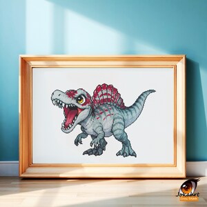 Pode incluir: Uma bordado em ponto cruz emoldurado de um dinossauro Spinosaurus de desenho animado. O dinossauro &eacute; principalmente cinza com detalhes vermelhos em sua vela e cabe&ccedil;a. Ele tem a boca bem aberta, revelando seus dentes. A moldura &eacute; de madeira.