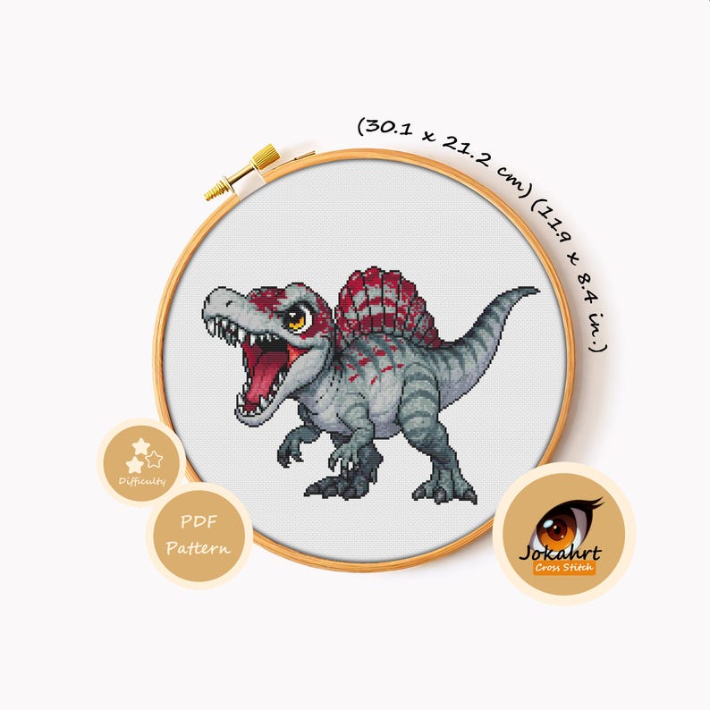 Pode incluir: Um padr&atilde;o de ponto cruz de um dinossauro Spinosaurus, exibido em um bastidor de bordado de madeira. O dinossauro &eacute; cinza, vermelho e branco, com a boca aberta. O bastidor mede 30,1 x 21,2 cm. Inclui texto "Dificuldade", "Padr&atilde;o PDF" e "Jokahrt Cross Stitch".