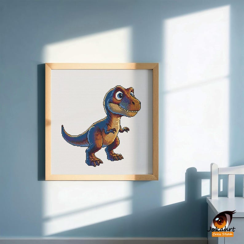 Pode incluir: Uma imagem em ponto cruz emoldurada de um desenho animado de Tyrannosaurus Rex em tons de castanho, azul e bege. O dinossauro tem grandes olhos azuis e uma express&atilde;o amig&aacute;vel. A obra de arte &eacute; exibida em uma moldura de madeira clara.