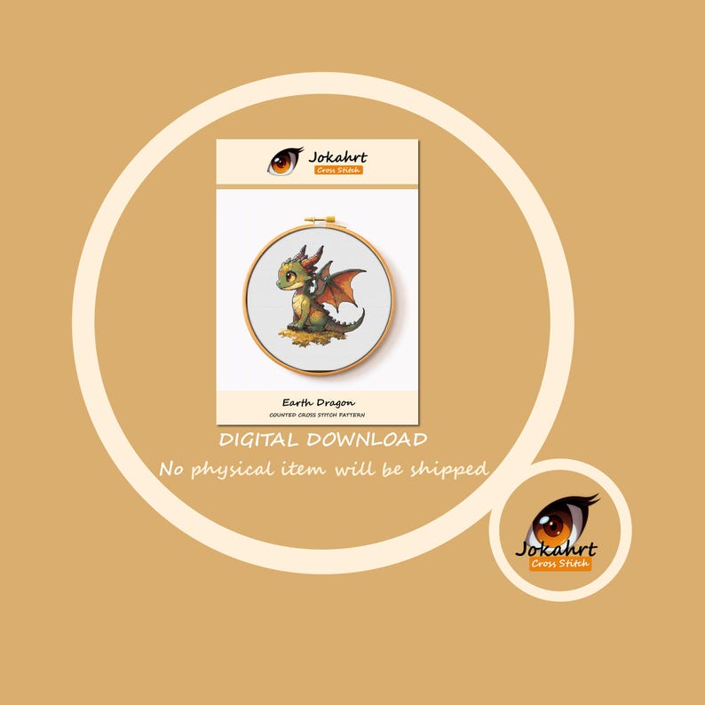 Pu&ograve; includere: Uno schema a punto croce in download digitale intitolato Earth Dragon di Jokahrt Cross Stitch. Il disegno raffigura un piccolo drago verde e arancione con ali seduto a terra, mostrato all'interno di un telaio da ricamo in legno su un cartoncino bianco.