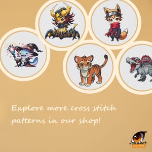 Pu&ograve; includere: Cinque schemi a punto croce circolari raffiguranti un axolotl magico, una creatura cornuta, un personaggio volpe, un cucciolo di tigre e un dinosauro. Il testo recita Explore more cross stitch patterns in our shop! con il logo Jokahrt in basso.
