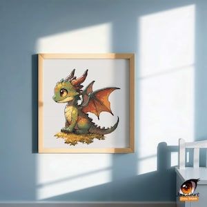 Pu&ograve; includere: Un motivo a punto croce incorniciato quadrato raffigurante un piccolo drago verde con grandi occhi marroni, ali con punte arancioni e una lunga coda, seduto su una macchia di fogliame giallo-marrone. Il testo Jokahrt Cross Stitch &egrave; visibile in basso.