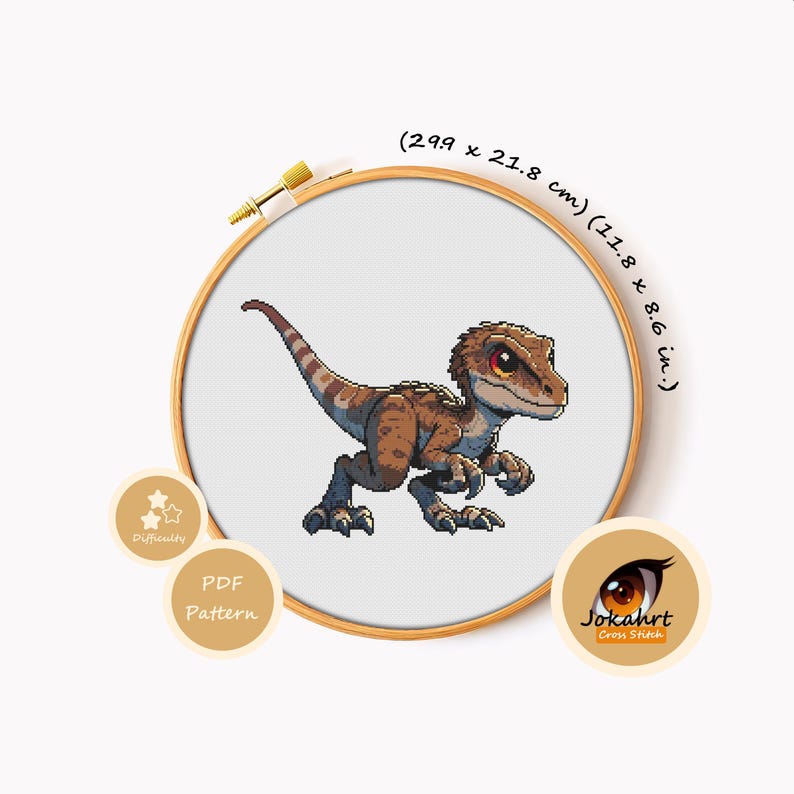 Pode incluir: Um padr&atilde;o de ponto cruz de um dinossauro castanho e bege, exibido num bastidor de bordado de madeira. O design mede 29,9 x 21,8 cm. A imagem inclui o texto "Difficulty" e "PDF Pattern". O log&oacute;tipo Jokahrt Cross Stitch tamb&eacute;m &eacute; vis&iacute;vel.