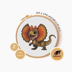 Pode incluir: Padr&atilde;o de ponto cruz com um dinossauro Dilophosaurus de desenho animado com uma gola, em tons de castanho e laranja. O desenho &eacute; exibido em um bastidor de bordado de madeira, medindo 25 x 19,6 cm (9,9 x 7,7 polegadas).