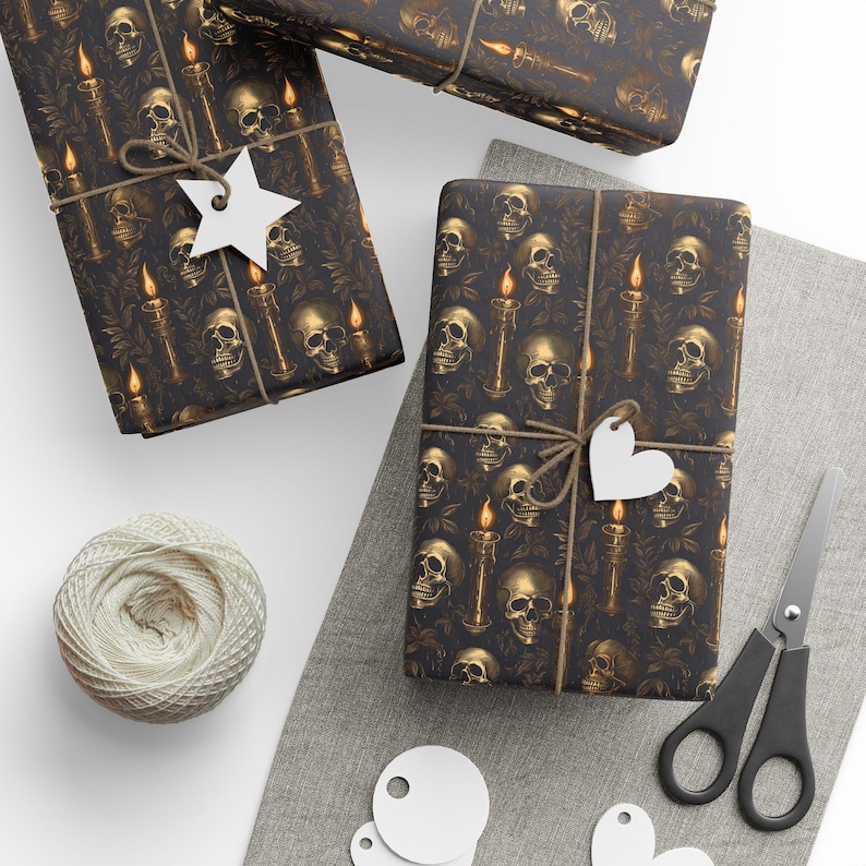 Papel de regalo con calaveras Whimsigoth: Papel de regalo gótico oscuro imagen 1