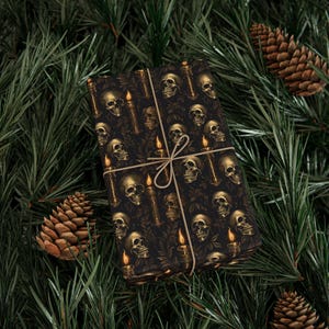 Papel de regalo con calaveras Whimsigoth: Papel de regalo gótico oscuro imagen 3