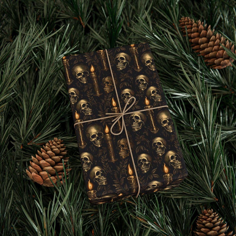 Papel de regalo con calaveras Whimsigoth: Papel de regalo gótico oscuro imagen 3